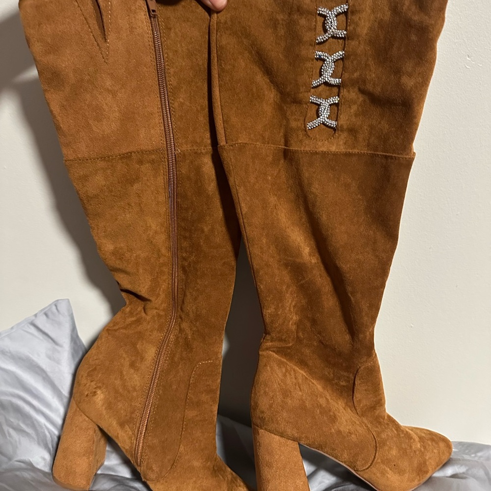 Brown Suede Knee-High Boots. Qqq